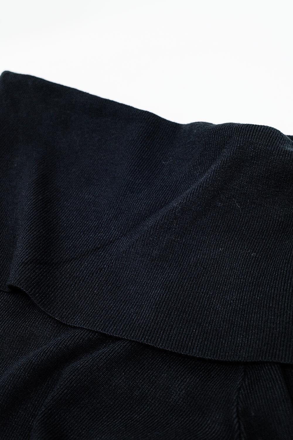 jersey negro de punto fino con amplio cuello barco Q2