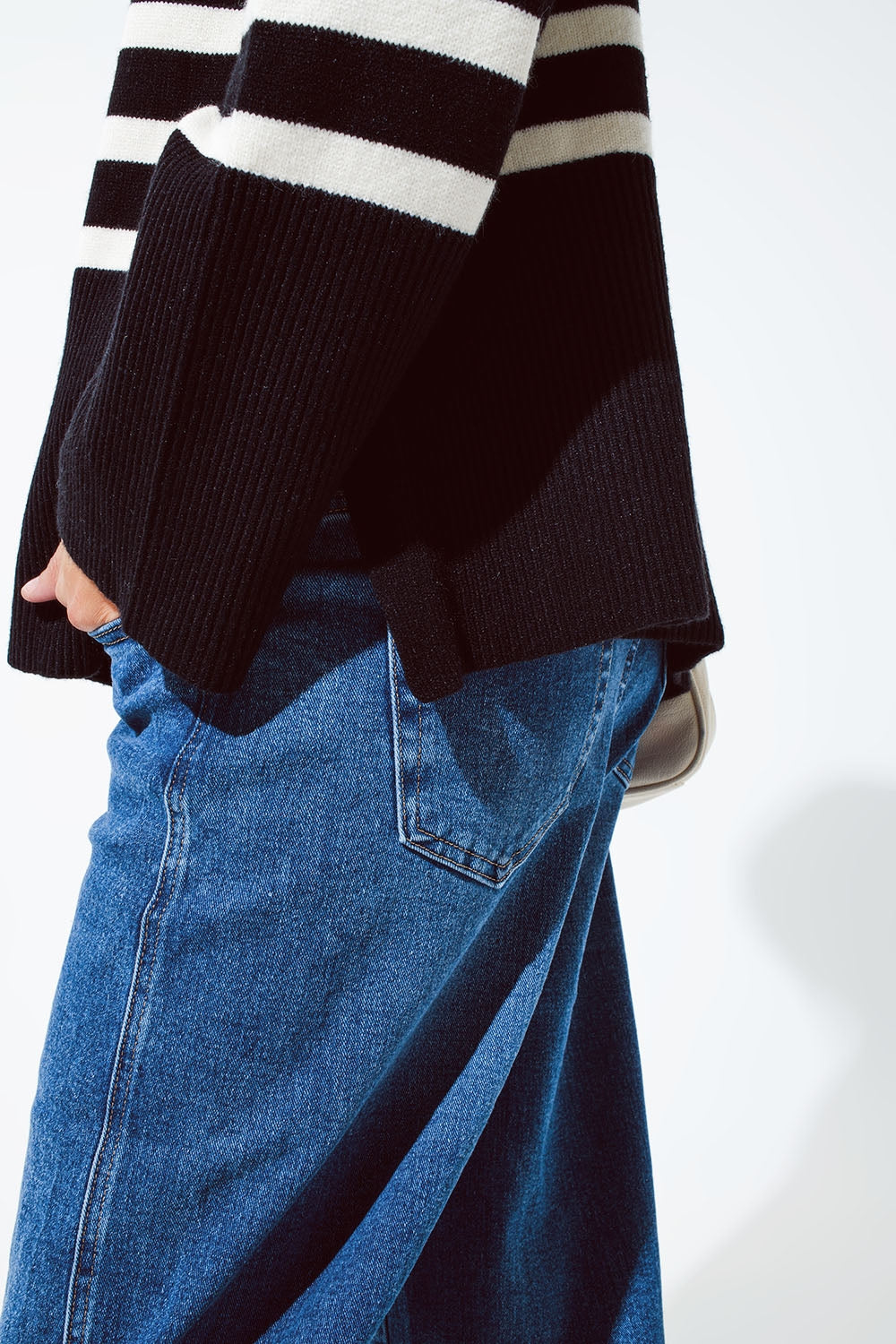 Jersey negro oversize de cuello alto con rayas blancas y aberturas laterales Q2