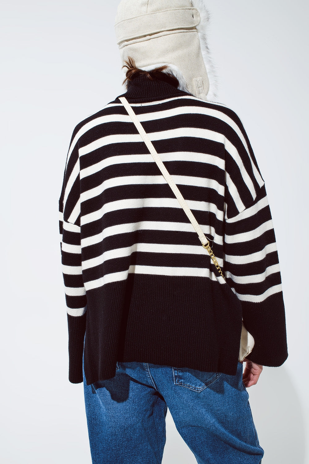 Jersey negro oversize de cuello alto con rayas blancas y aberturas laterales Q2