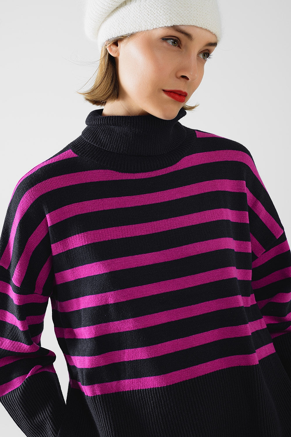 Jersey oversize azul marino de cuello alto con rayas fucsias y aberturas laterales Q2