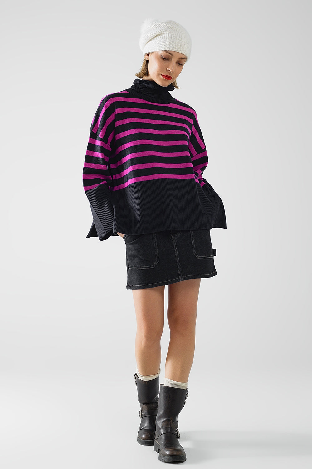 Jersey oversize azul marino de cuello alto con rayas fucsias y aberturas laterales Q2