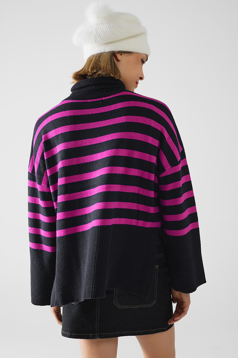Jersey oversize azul marino de cuello alto con rayas fucsias y aberturas laterales Q2
