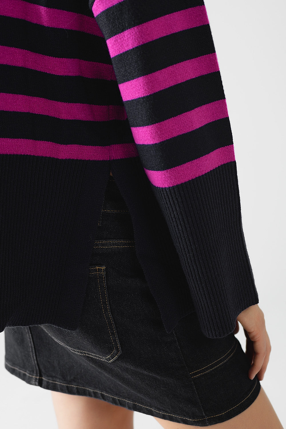 Jersey oversize azul marino de cuello alto con rayas fucsias y aberturas laterales Q2