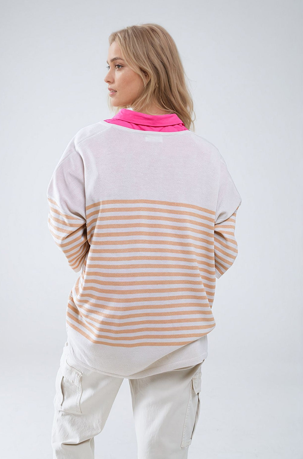 Jersey oversize beige con rayas marrones y cuello de pico Q2