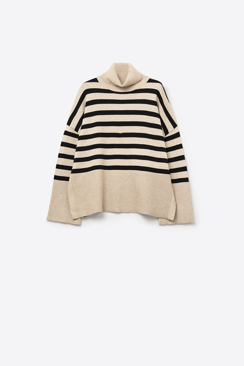 Q2 Jersey oversize beige de cuello alto con rayas negras y aberturas laterales