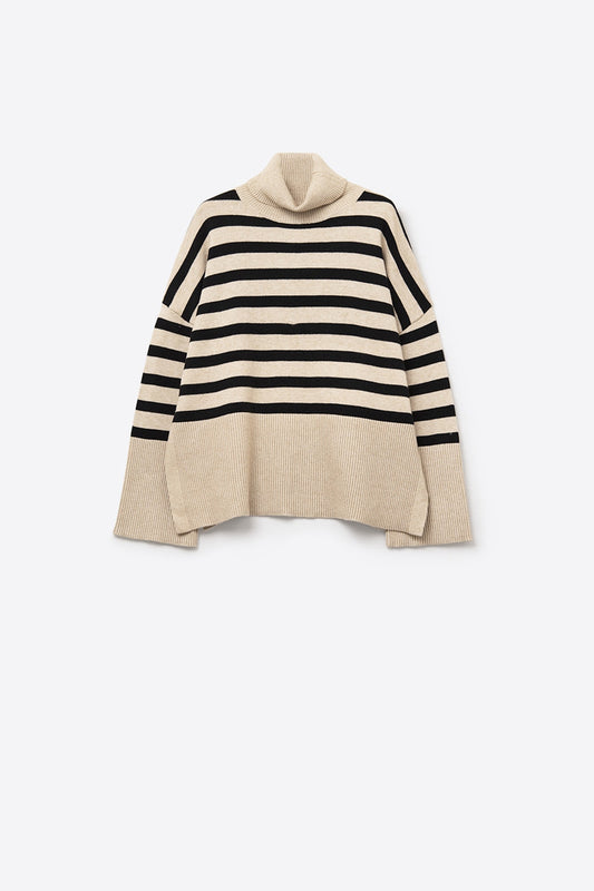 Q2 Jersey oversize beige de cuello alto con rayas negras y aberturas laterales