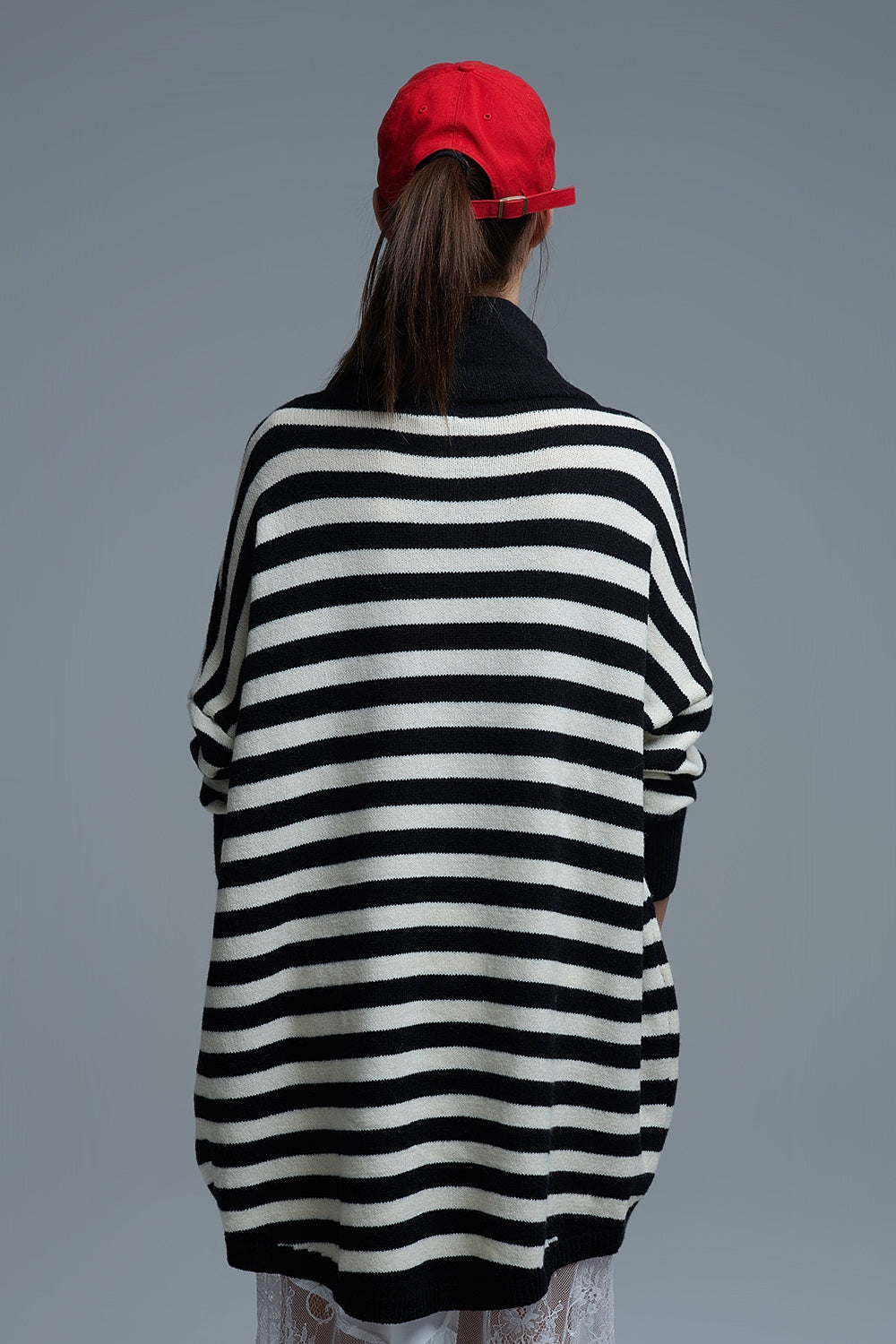 Jersey oversize de cuello alto con alas de murciélago y rayas en blanco y negro Q2