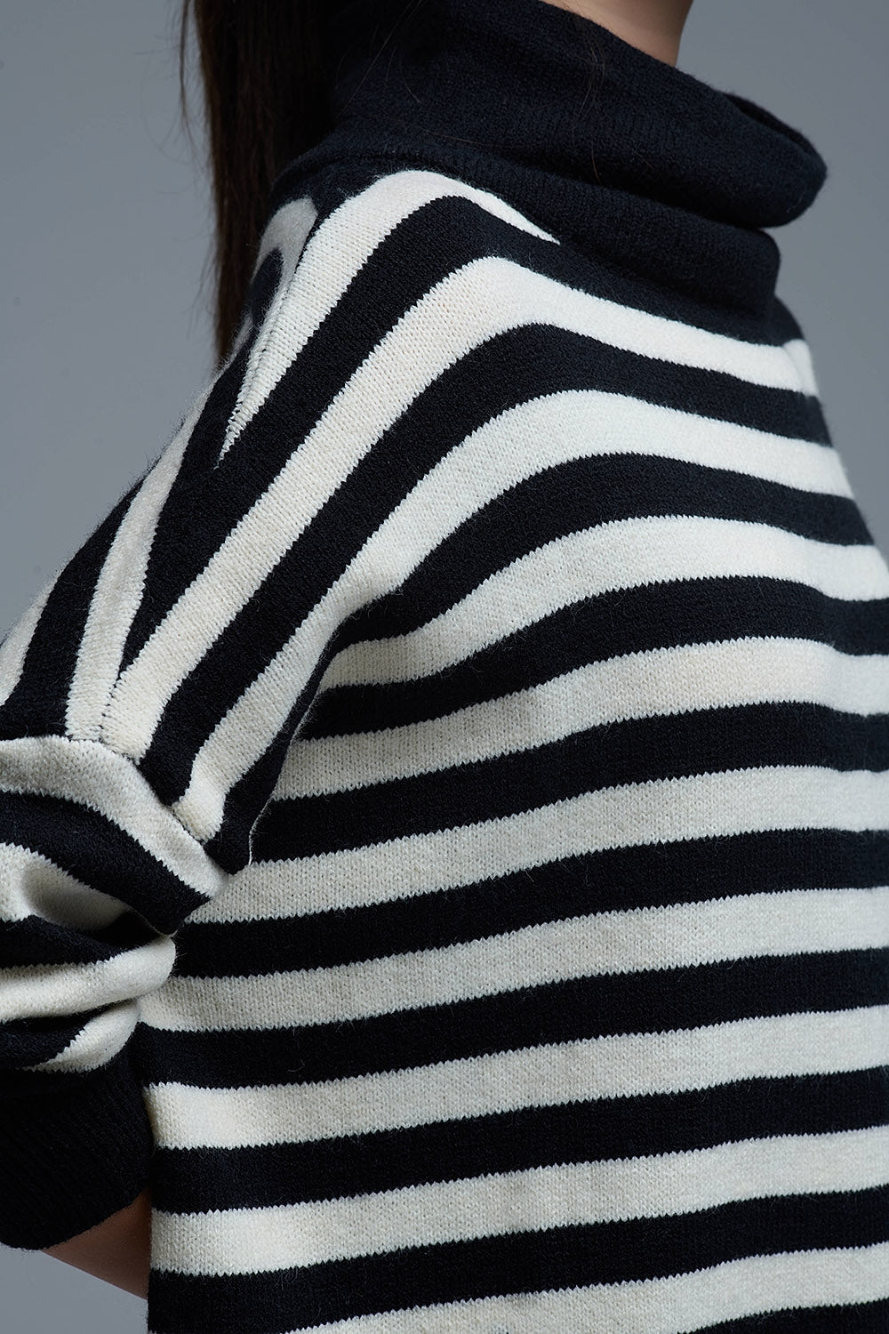 Jersey oversize de cuello alto con alas de murciélago y rayas en blanco y negro Q2