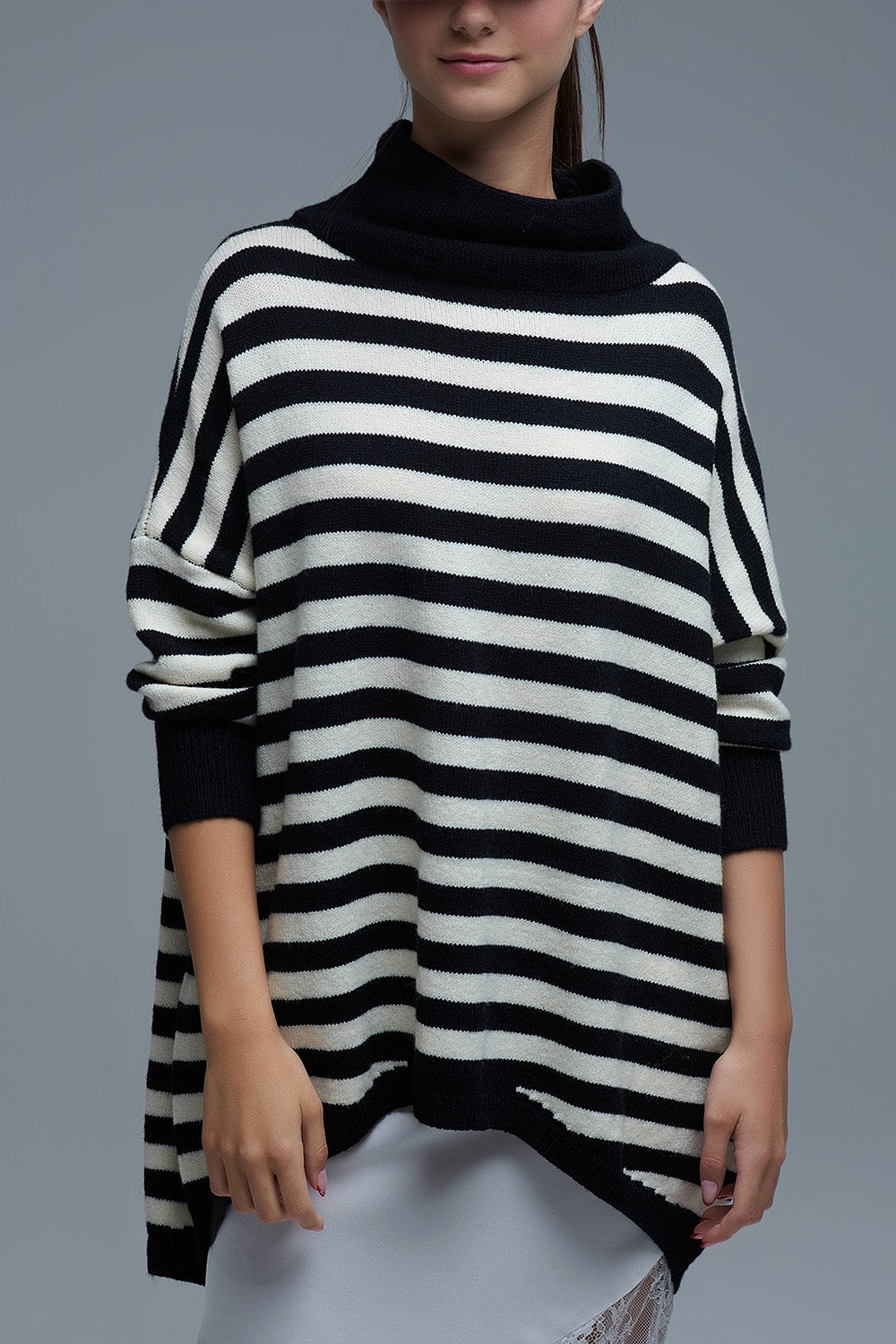 Jersey oversize de cuello alto con alas de murciélago y rayas en blanco y negro Q2