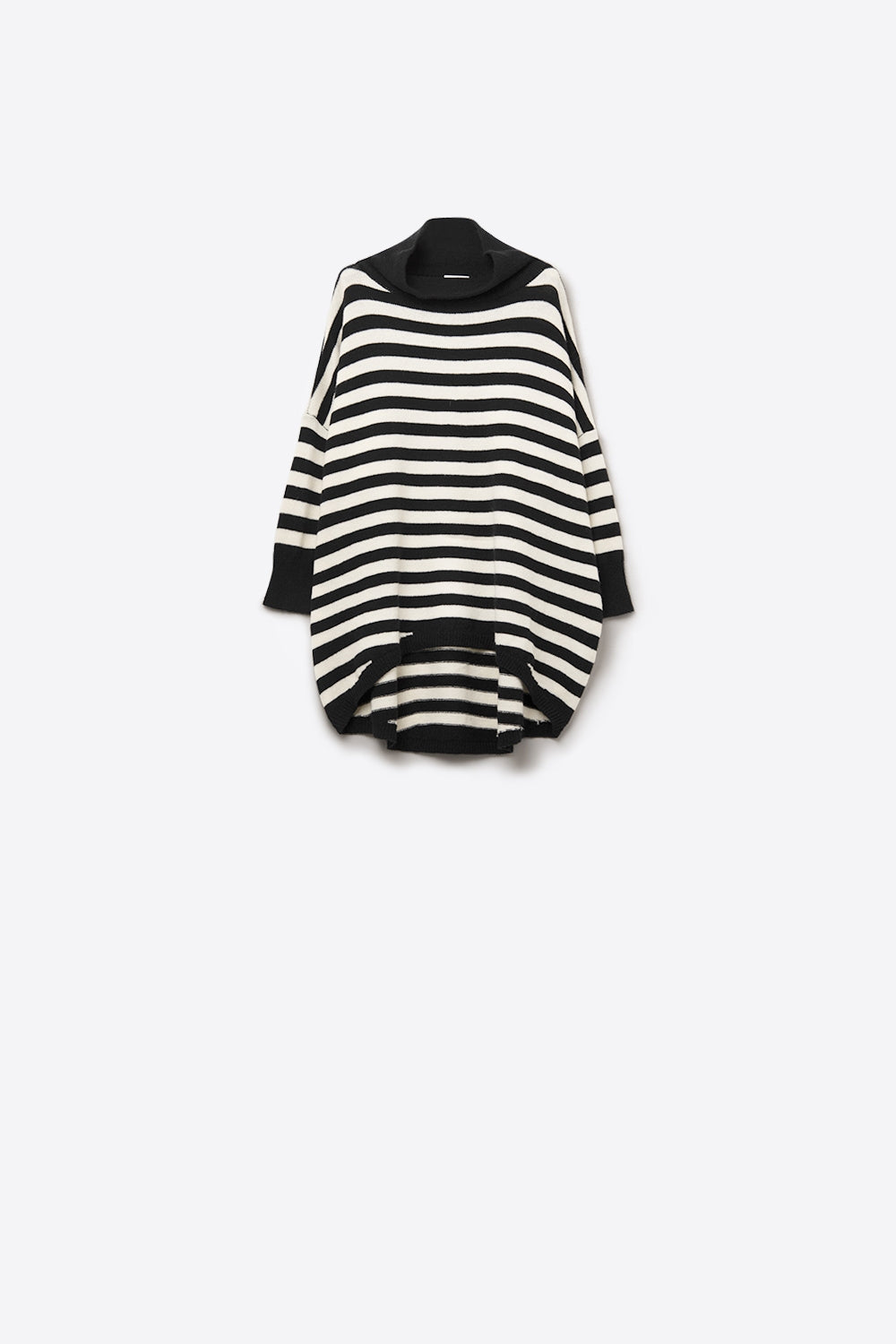 Jersey oversize de cuello alto con alas de murciélago y rayas en blanco y negro Q2