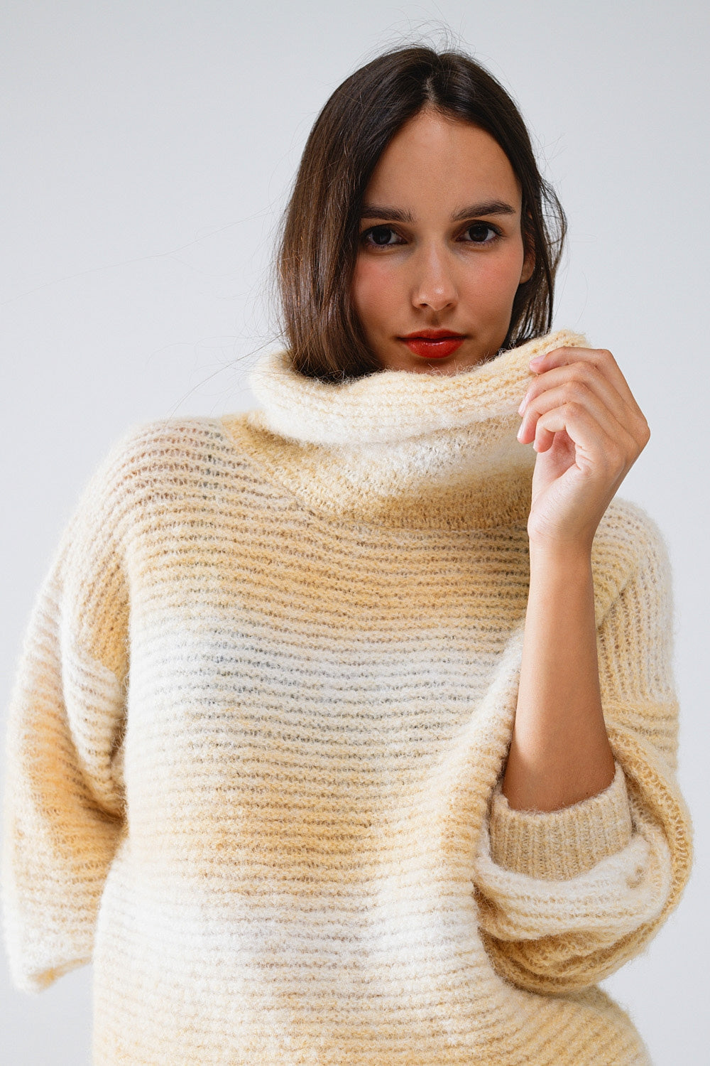 Jersey oversize de cuello alto en cálidos tonos neutros Q2