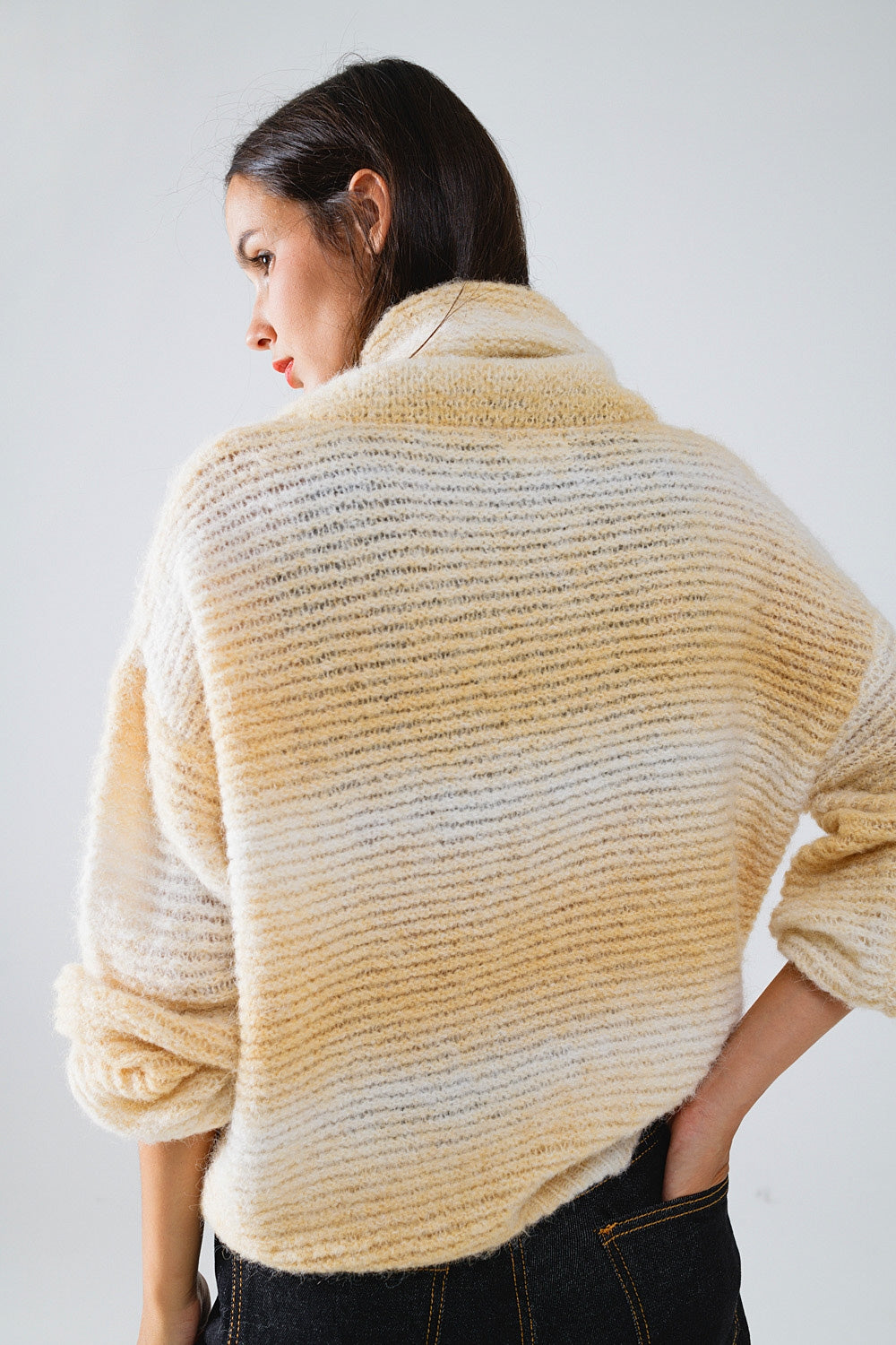 Jersey oversize de cuello alto en cálidos tonos neutros Q2