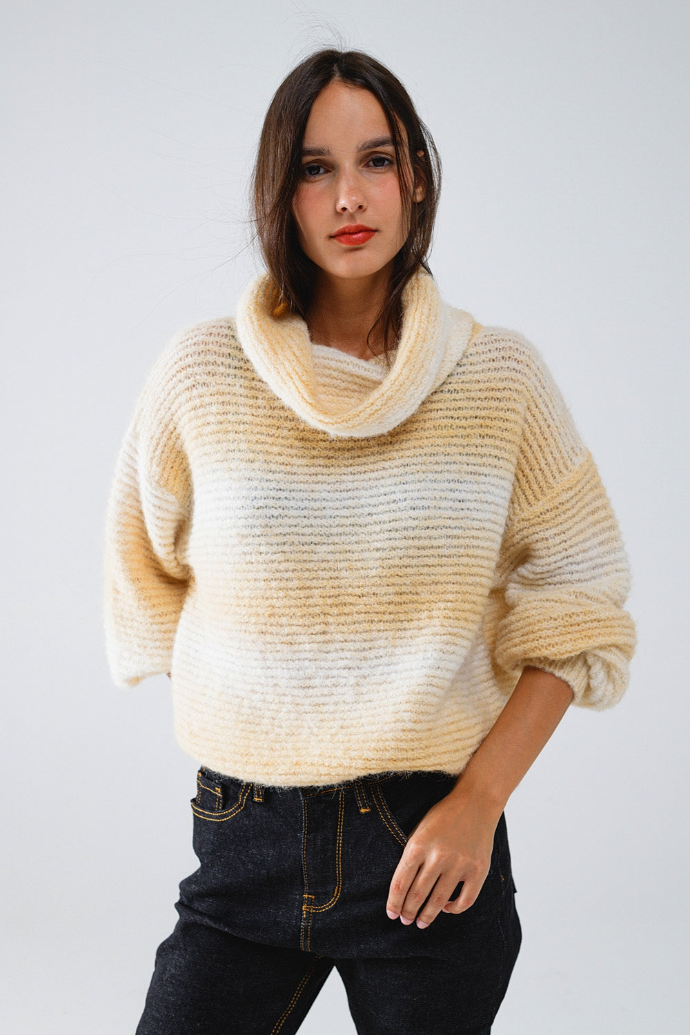 Jersey oversize de cuello alto en cálidos tonos neutros Q2