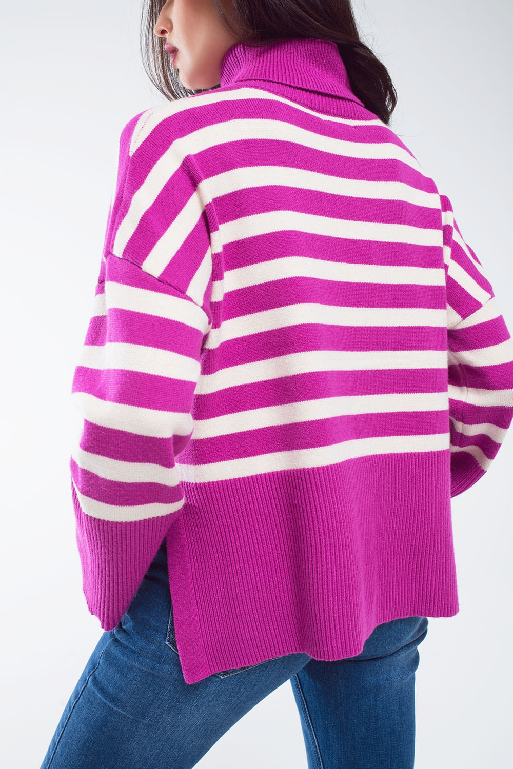 Jersey oversize fucsia de cuello alto con rayas blancas y aberturas laterales Q2