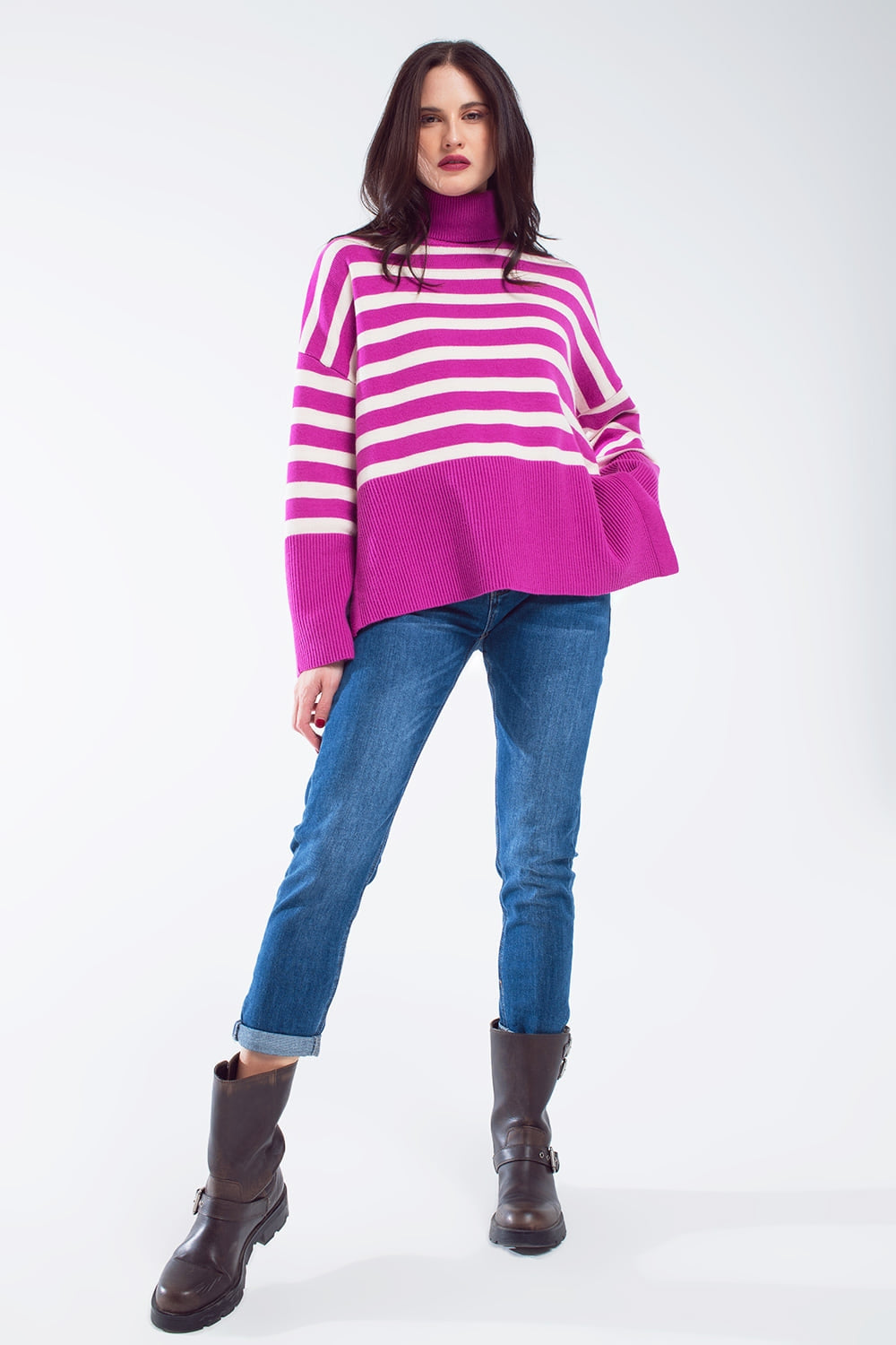 Jersey oversize fucsia de cuello alto con rayas blancas y aberturas laterales Q2