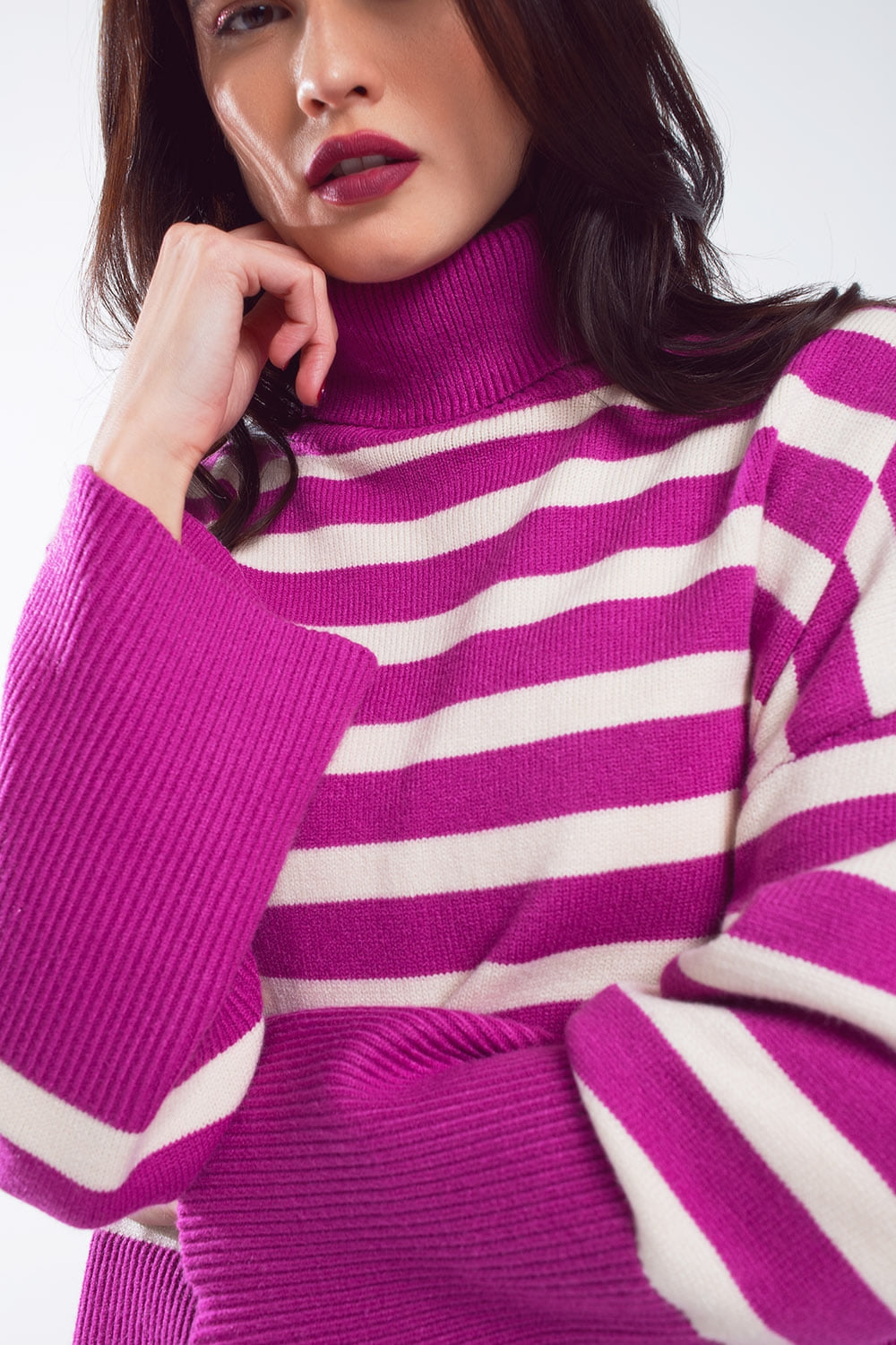 Jersey oversize fucsia de cuello alto con rayas blancas y aberturas laterales Q2