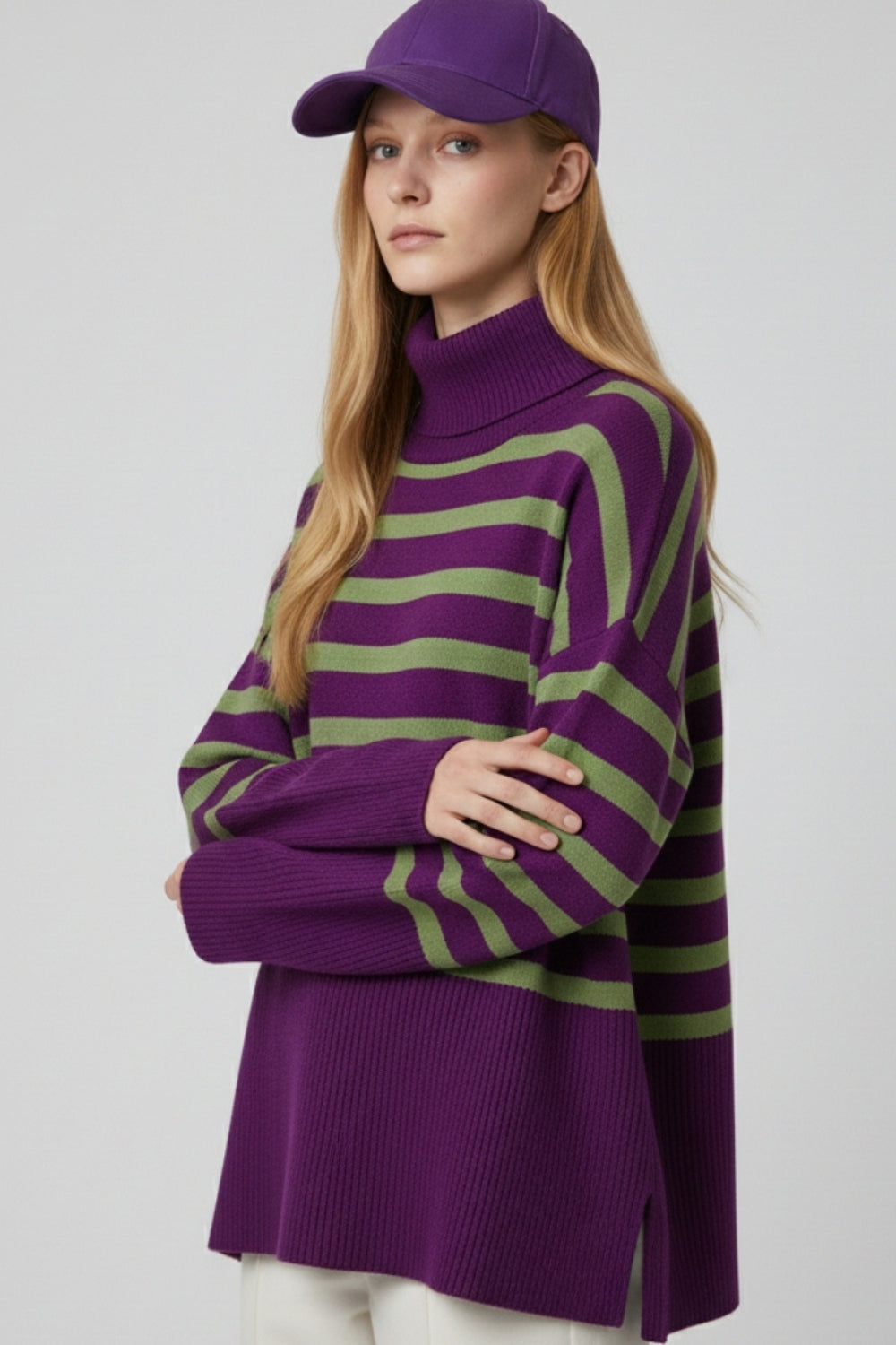 Jersey oversize morado de cuello alto con rayas verdes y aberturas laterales Q2
