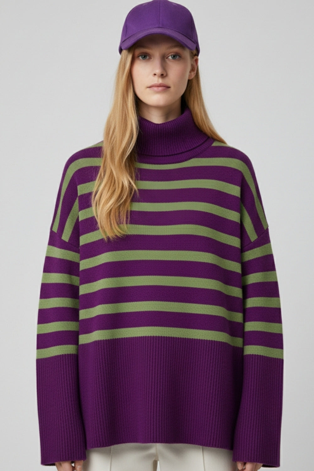 Jersey oversize morado de cuello alto con rayas verdes y aberturas laterales Q2
