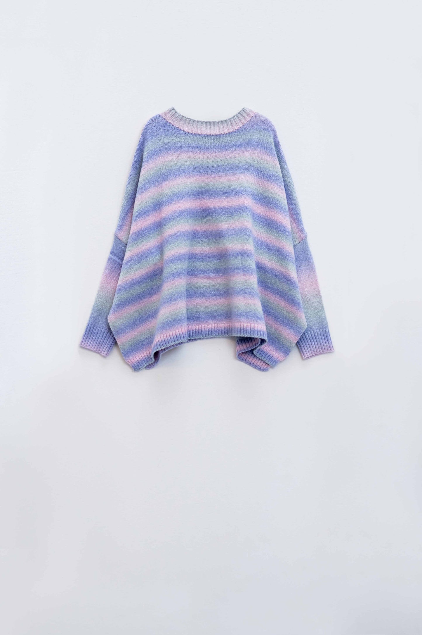 Jersey oversize multicolor en tonos morados Cuello alto con aberturas laterales Q2