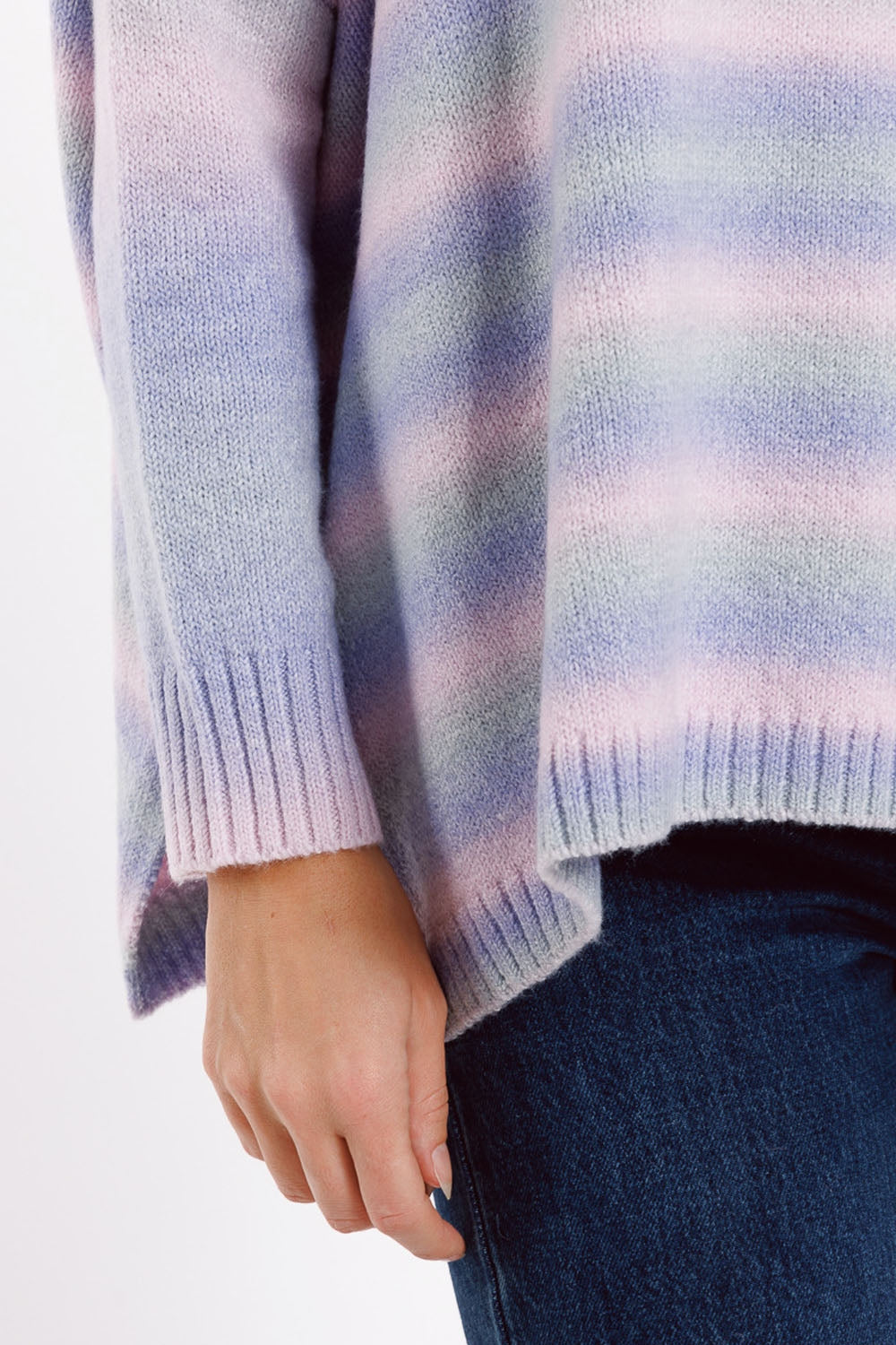 Jersey oversize multicolor en tonos morados Cuello alto con aberturas laterales Q2