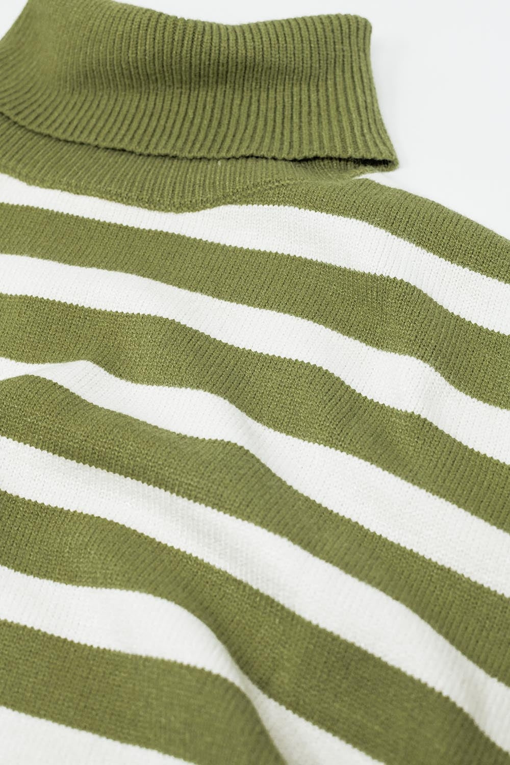 Jersey oversize verde de cuello alto con rayas blancas y aberturas laterales Q2