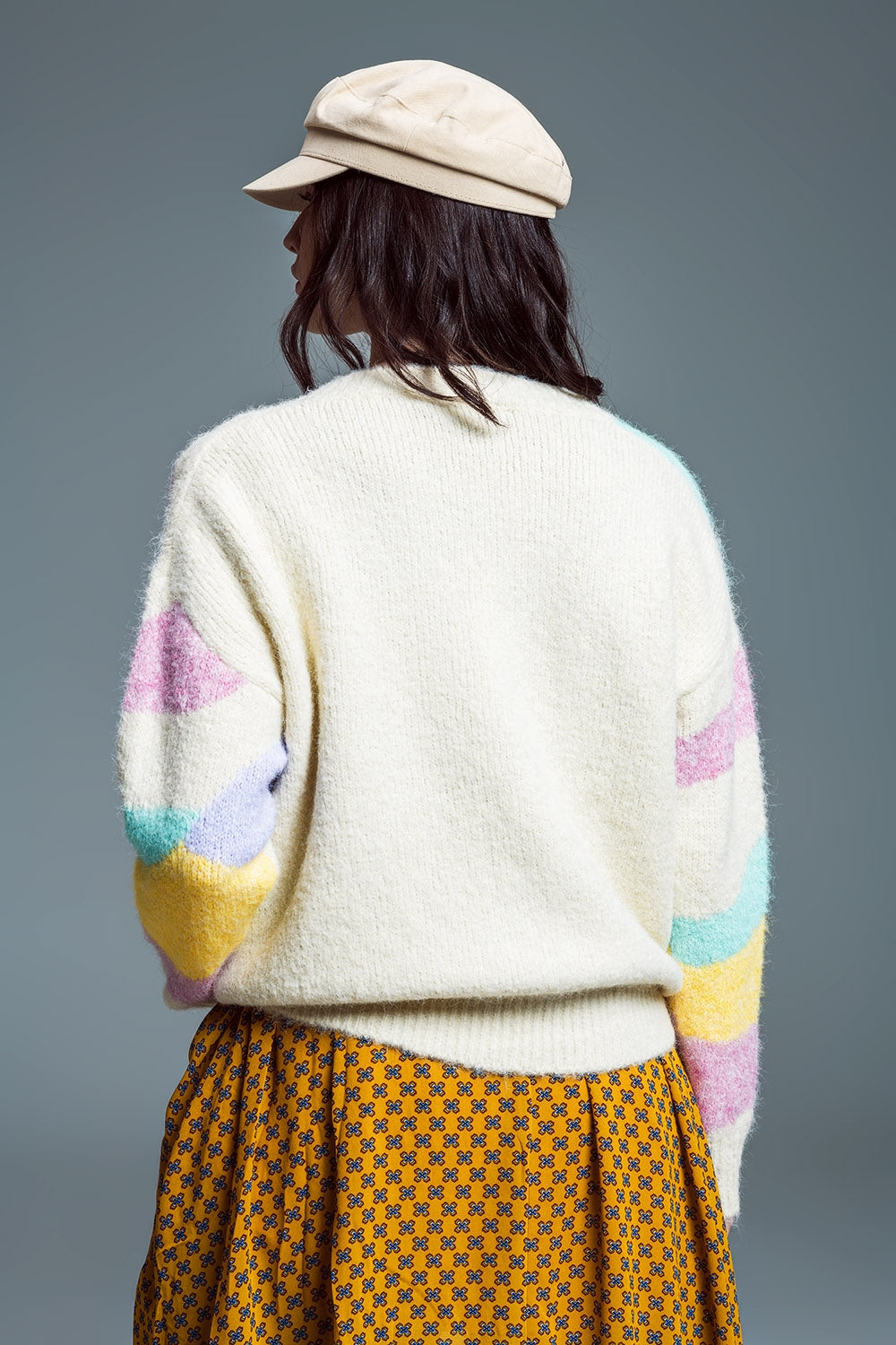 Jersey relajado con escote en V Beige con rayas abstractas en colores pastel Q2