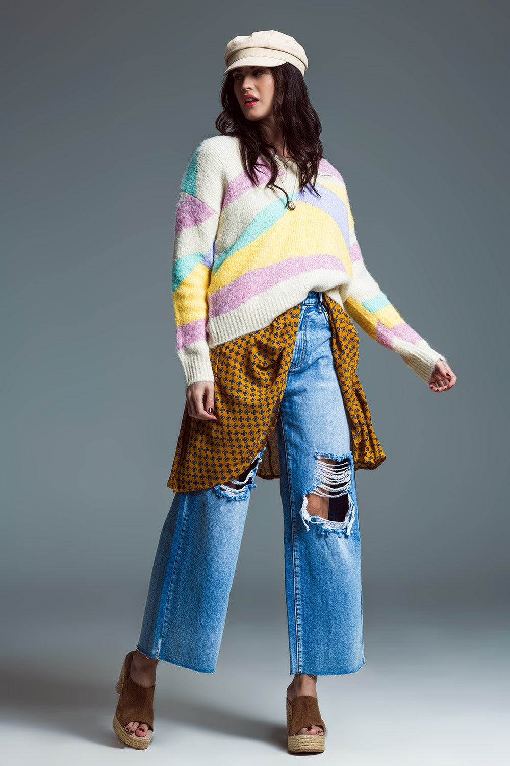 Jersey relajado con escote en V Beige con rayas abstractas en colores pastel Q2
