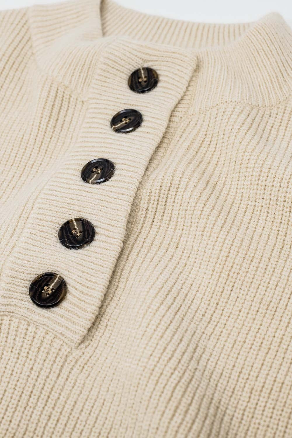 Jersey relajado con medio botón en color crema Q2