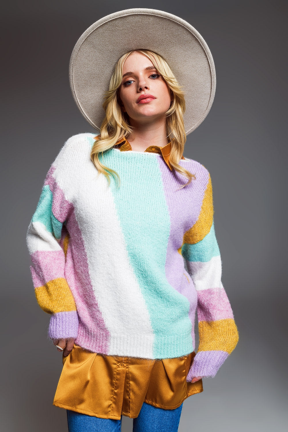 Jersey relajado de rayas diagonales multicolor con cuello barco en colores pastel Q2