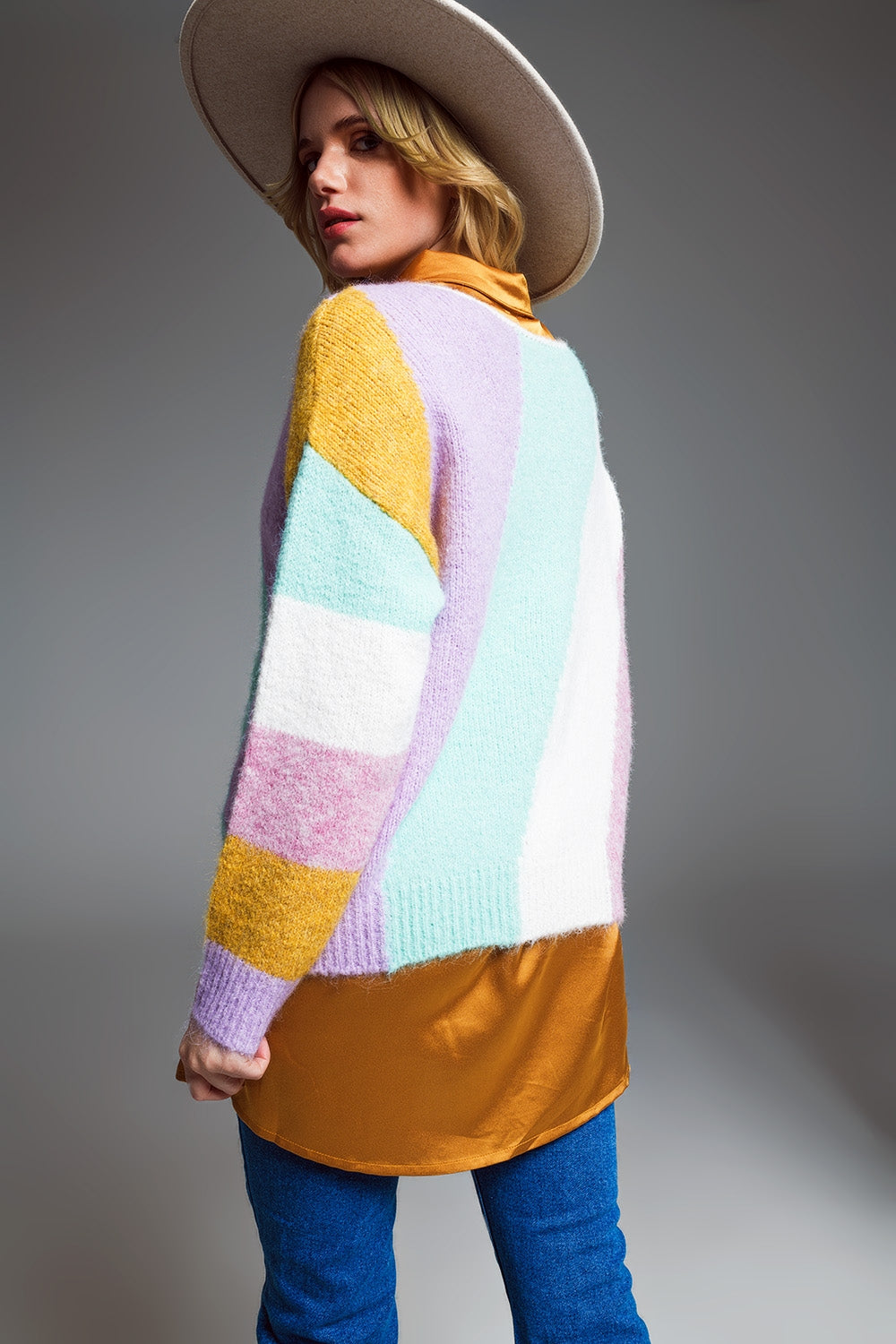 Jersey relajado de rayas diagonales multicolor con cuello barco en colores pastel Q2
