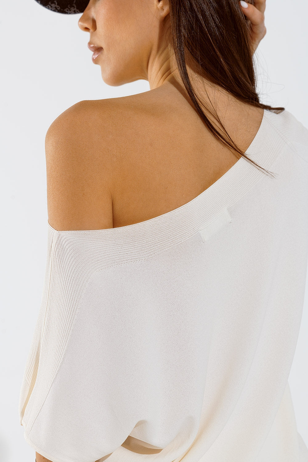 Jersey relajado sin hombros en color crema Q2