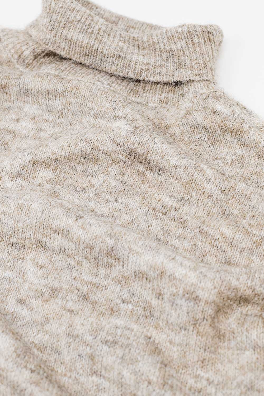 Jersey relax fit beige de cuello alto mullido Q2