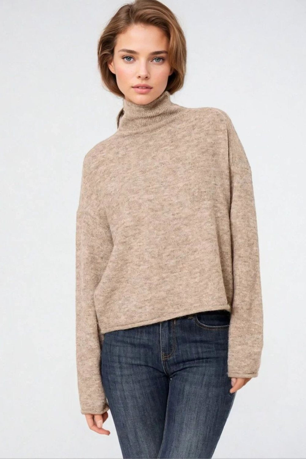 Q2 Jersey relax fit beige de cuello alto mullido