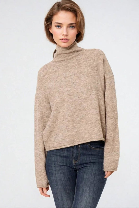 Q2 Jersey relax fit beige de cuello alto mullido