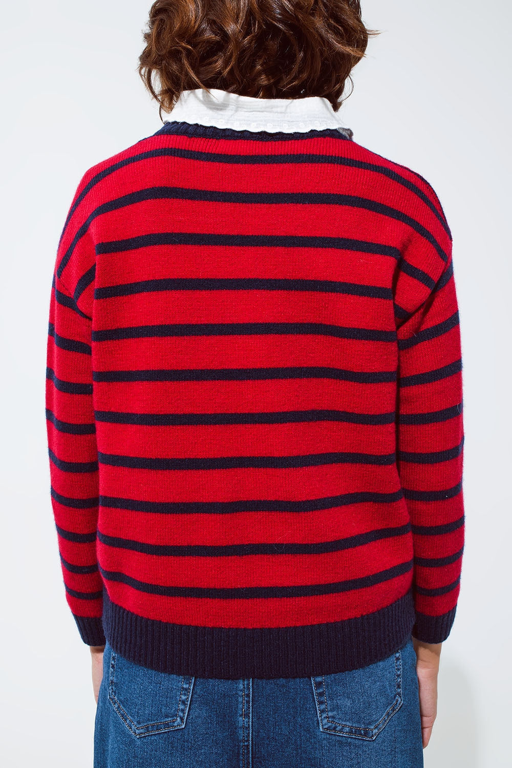 Jersey rojo con rayas azules y cuello redondo blanco Q2