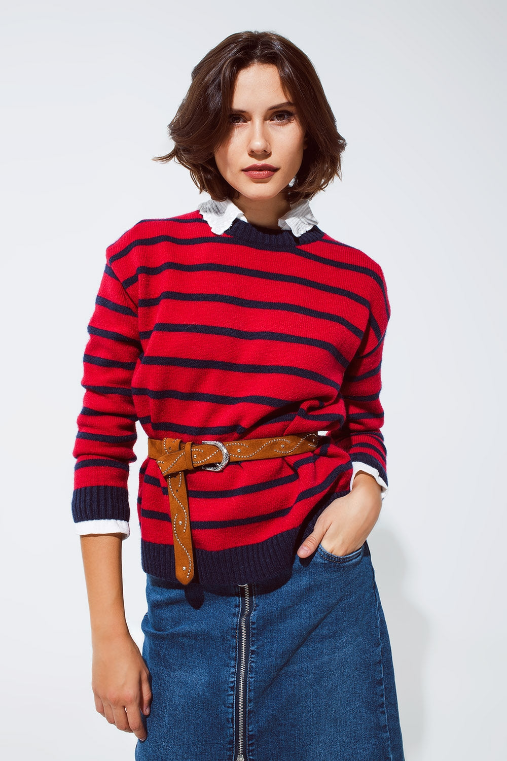 Q2 Jersey rojo con rayas azules y cuello redondo blanco