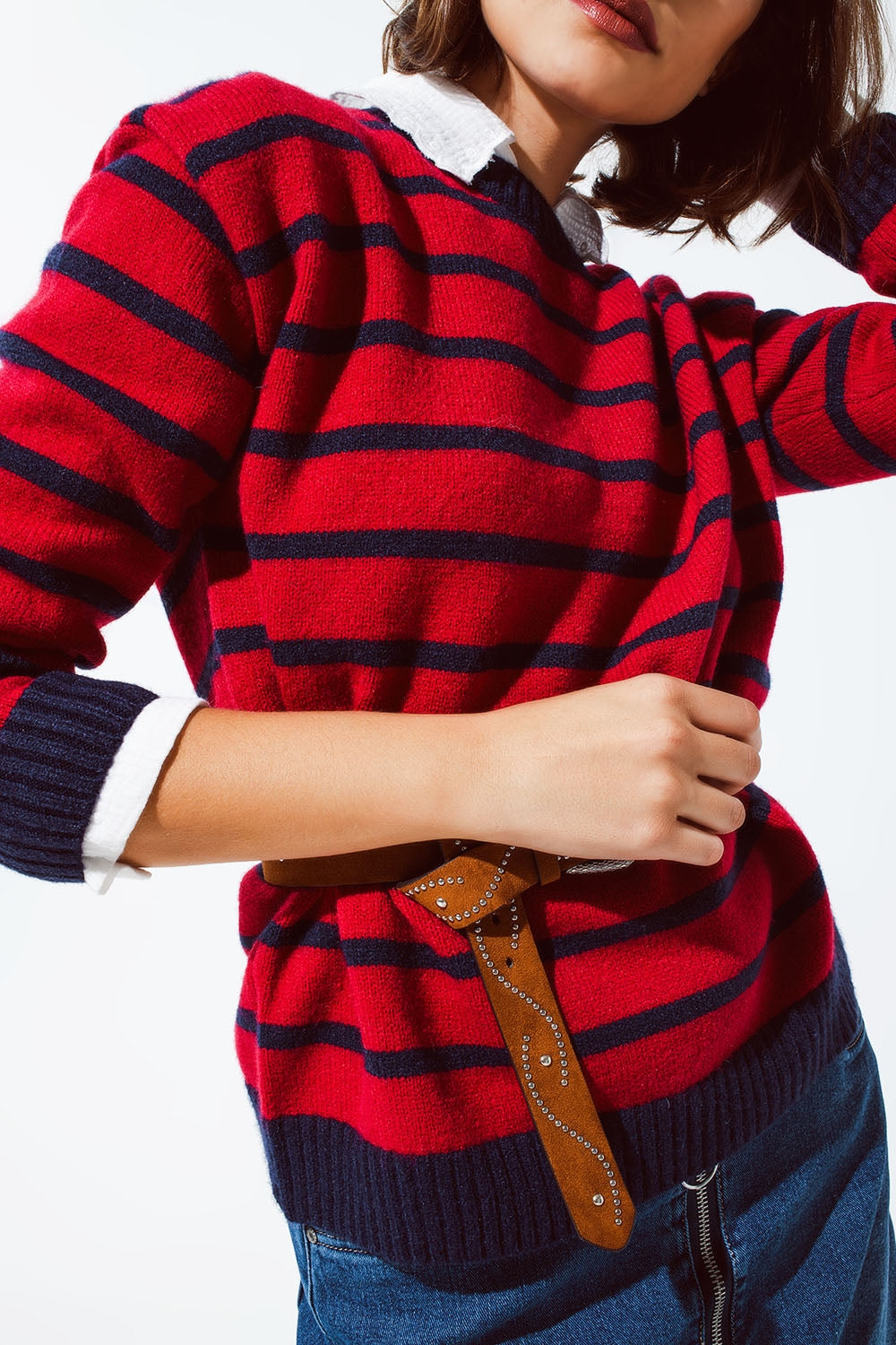 Jersey rojo con rayas azules y cuello redondo blanco Q2
