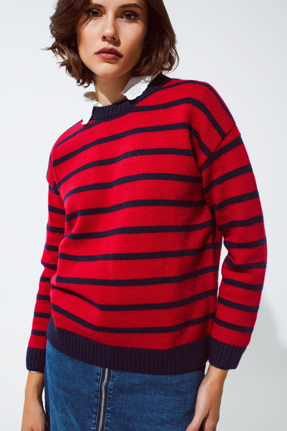 Jersey rojo con rayas azules y cuello redondo blanco Q2