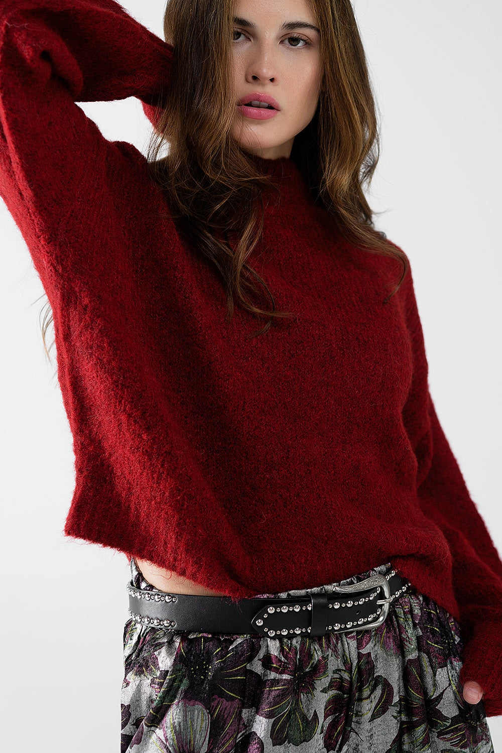 Jersey rojo esponjoso con cuello alto y mangas globo Q2