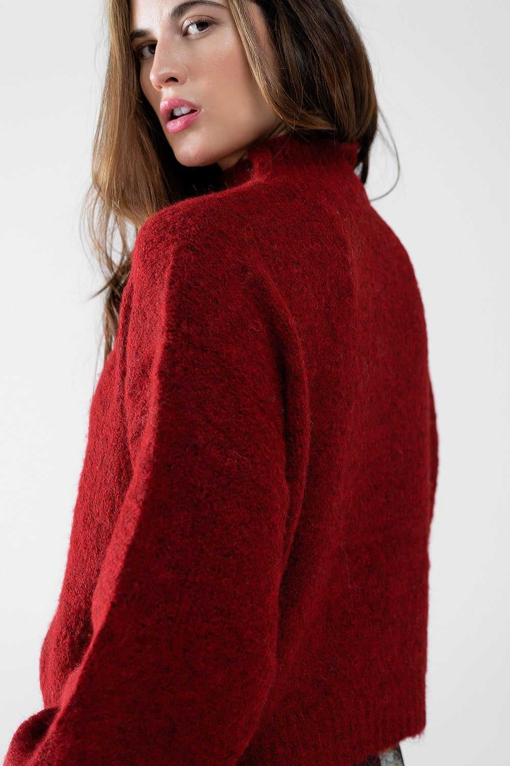Jersey rojo esponjoso con cuello alto y mangas globo Q2