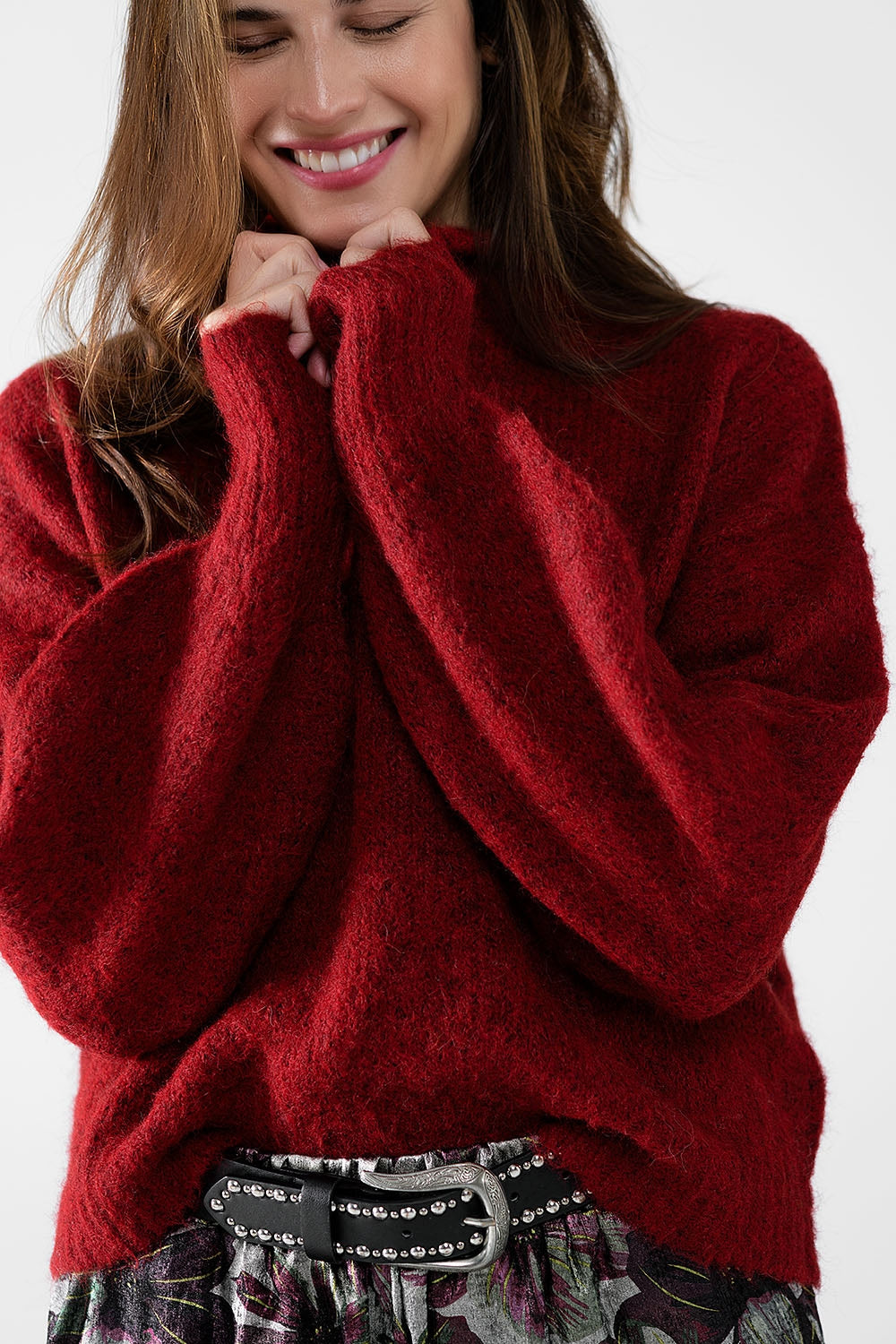 Jersey rojo esponjoso con cuello alto y mangas globo Q2