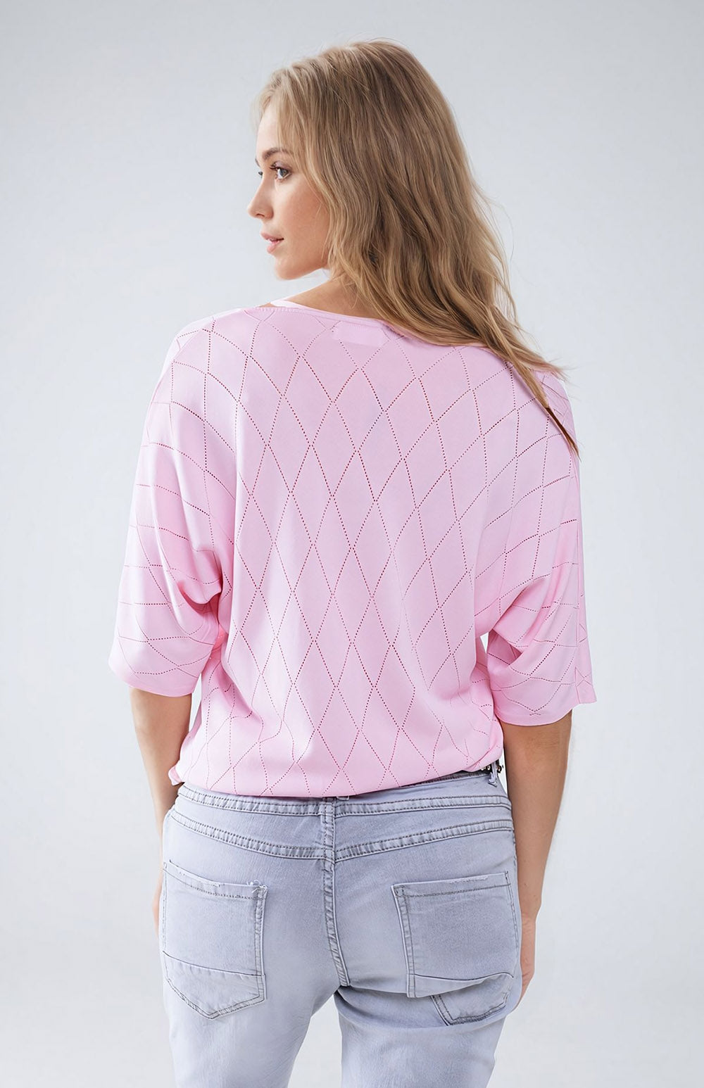 Jersey rosa claro de manga corta con estampado de rombos Q2