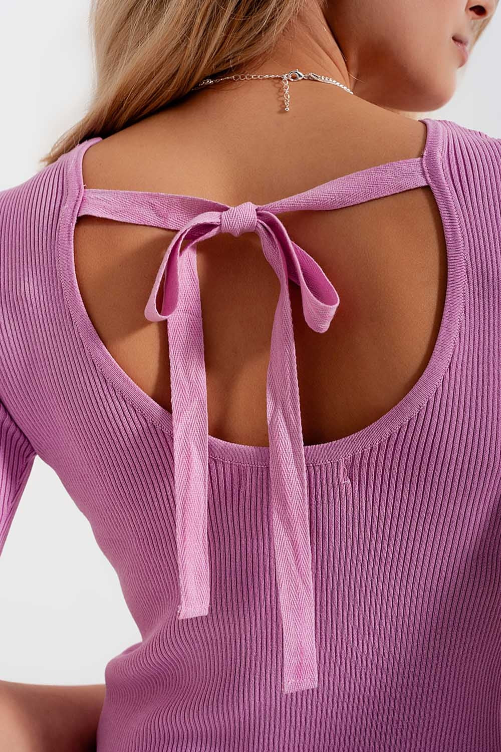 Jersey rosa de punto con detalle anudado en la parte posterior Q2
