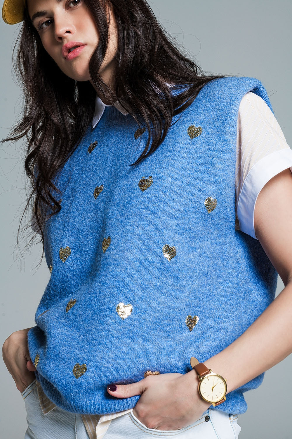 Jersey sin mangas azul con corazones de lentejuelas plateadas Q2