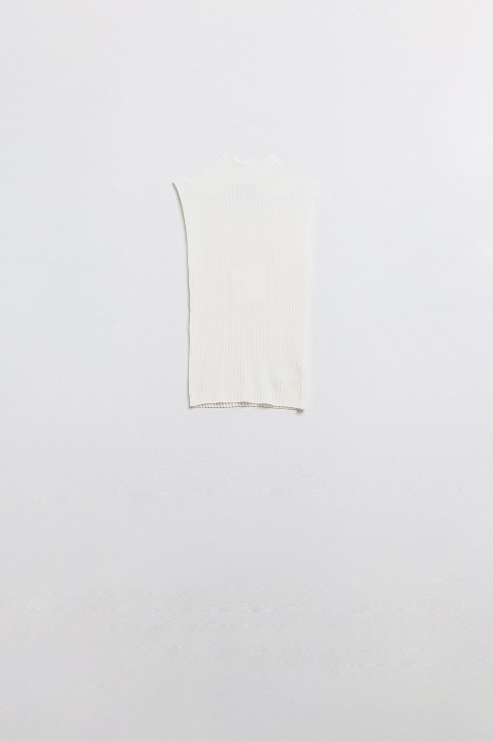 Jersey sin mangas de punto fino de lana en color crudo Q2
