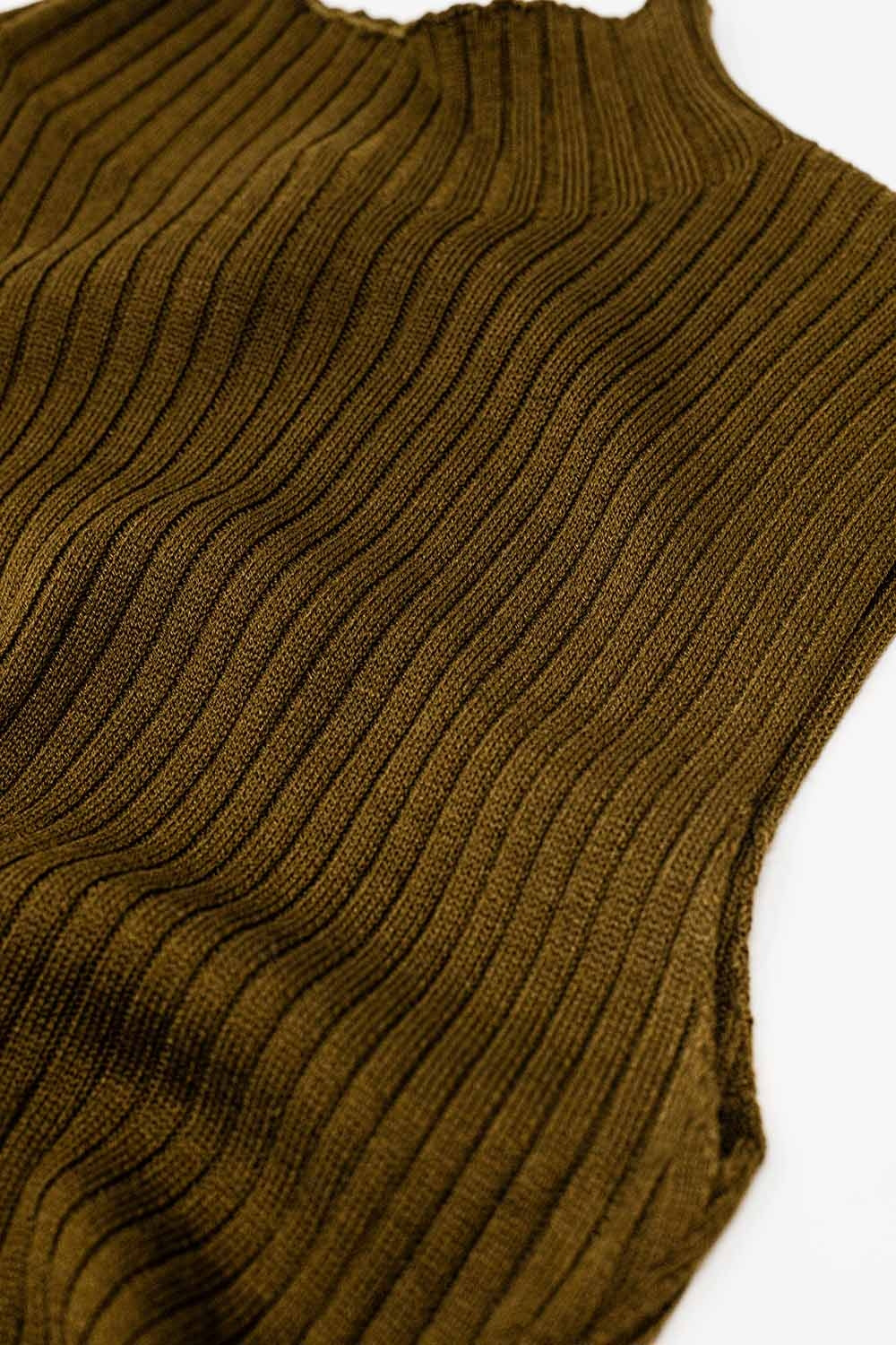 Jersey sin mangas de punto fino de lana en color marrón Q2
