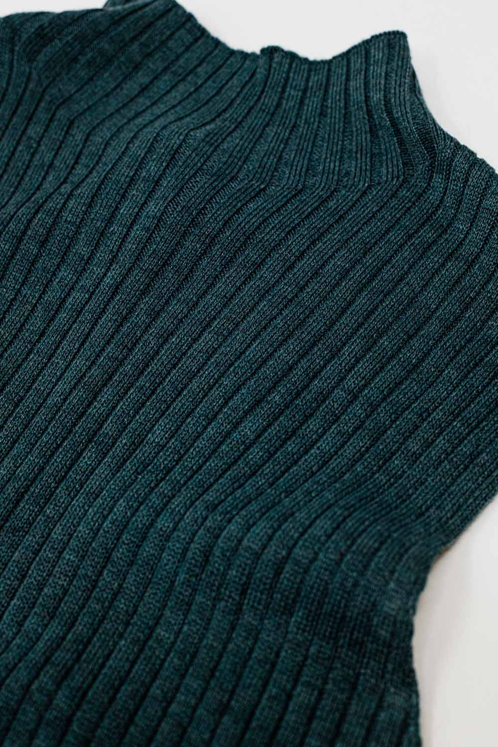 Jersey sin mangas de punto fino de lana en color verde Q2