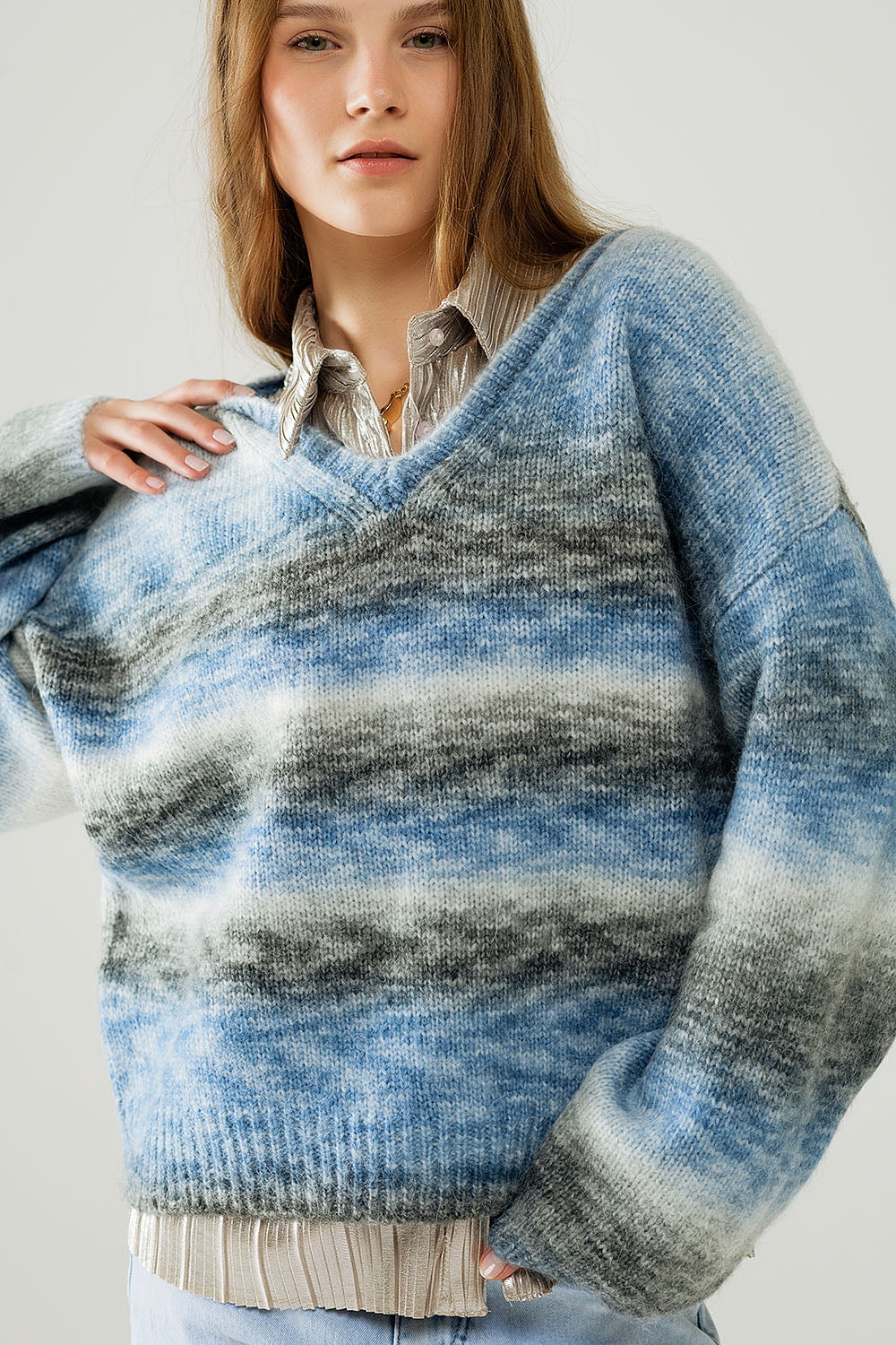 Jersey suelto con cuello de pico y rayas azules y grises Q2