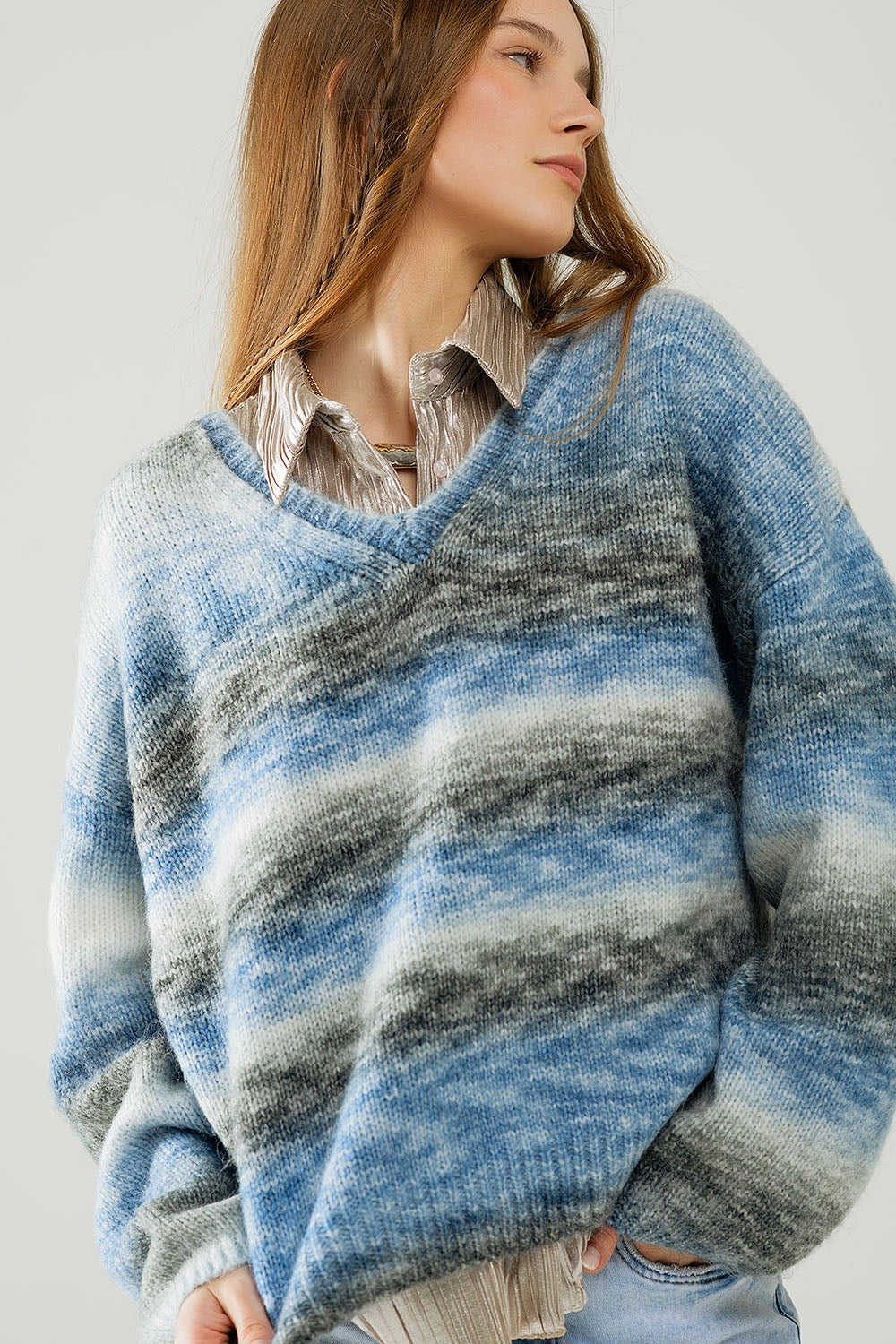 Jersey suelto con cuello de pico y rayas azules y grises Q2