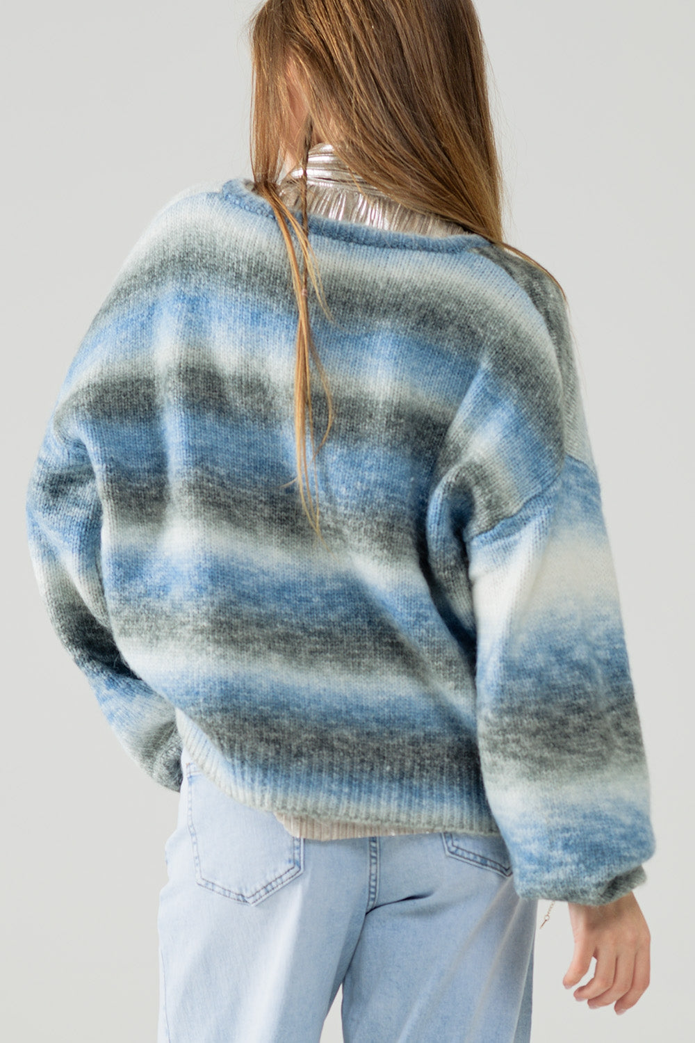 Jersey suelto con cuello de pico y rayas azules y grises Q2